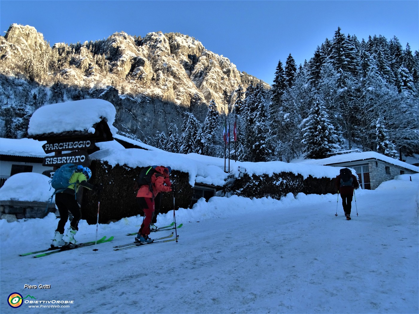 07 Partenza da Piazzo di Piazzatorre (1100 m) sul sent. 121 con alta neve battuta.JPG